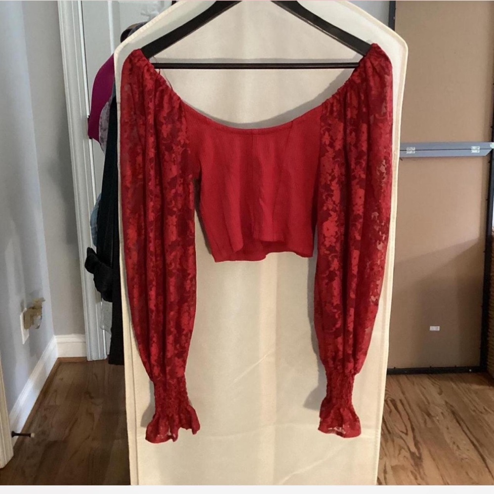 Red urban outfitters lace sleeve crop top
Size s